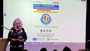 Die Vorsitzende des SoVD-Ortsverbands Buxtehude, Uschi Reinke, erläutert das LEADER-Projekt „Bündnis für eine generationengerechte Region“.