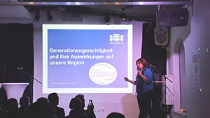 Prof. Dr. med. Barbara Zimmermann, Vizepräsidentin der fh21, referiert über die Auswirkungen der Generationengerechtigkeit auf unsere Region.
