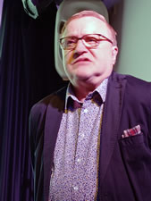 Peter Hoffmann, Vorsitzender des SoVD-Ortsverbands Horneburg, präsentiert das „Methusalem“ Horneburg.