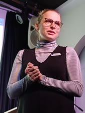 Juliana Weiß von der Hansestadt Buxtehude präsentiert das Projekt „Buxtehuder Babypatinnen und -paten“.