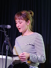 Melanie Jost verliest den Text des Leitbildes.