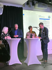 Das Leitbild besiegeln die Bürgermeister*innen durch ihre Unterschrift.