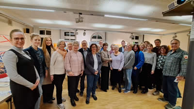 Im Anschluss zeigen viele der Anwesenden, dass auch sie mit ihrer Unterschrift beitreten.